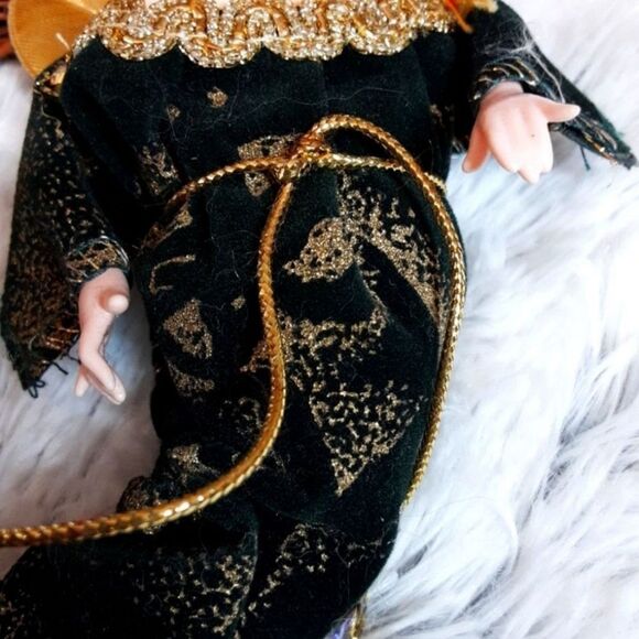 Vintage1 Ornament Porcelain Angel Velvet Brocade Robe Grapevine Wreath 7" - Picture 5 of 13